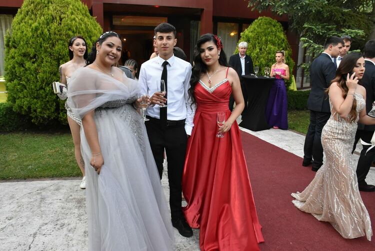 91 абитуриенти от ПГ по туризъм празнуват тази нощ 