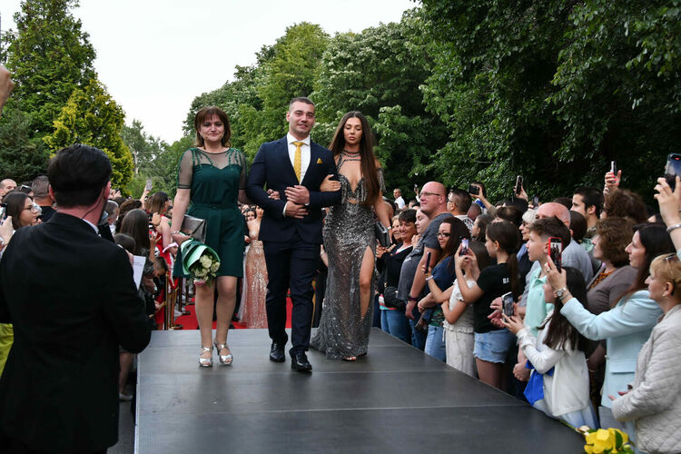 Абитуриентите от ЕГ показаха истинска грация, блясък и стил