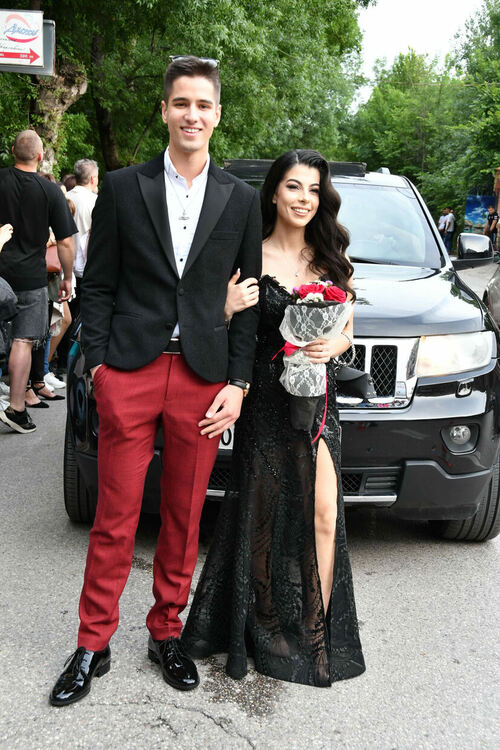 Абитуриентите от ЕГ показаха истинска грация, блясък и стил