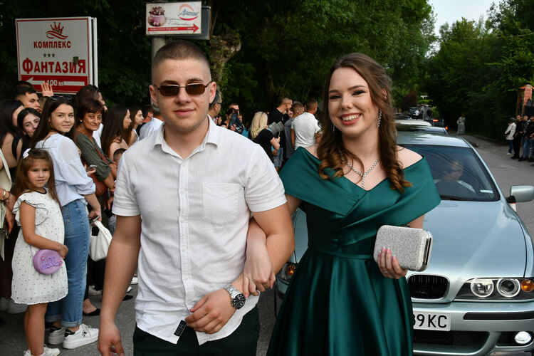 Абитуриентите от ЕГ показаха истинска грация, блясък и стил