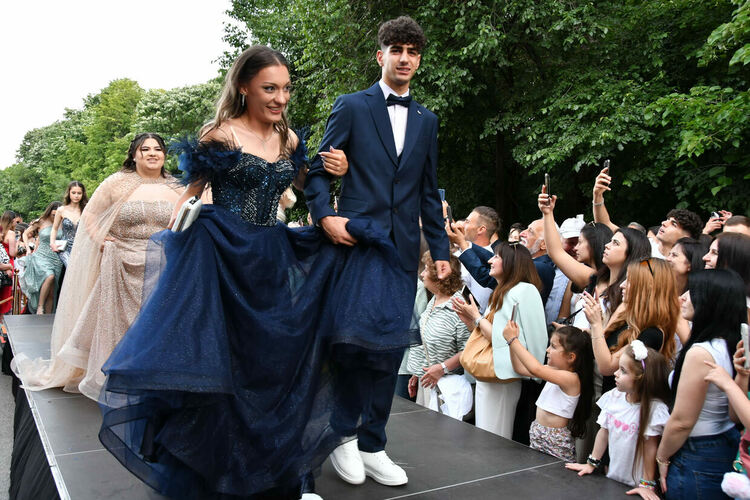 Абитуриентите от ЕГ показаха истинска грация, блясък и стил