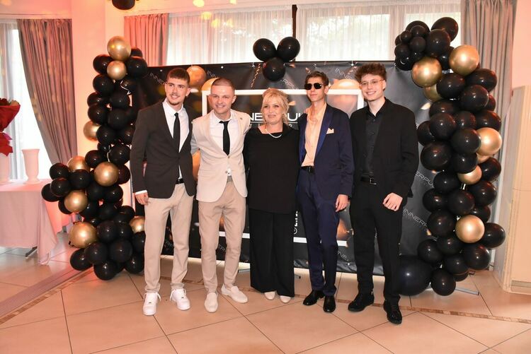 91 абитуриенти от ПГ по туризъм празнуват тази нощ 