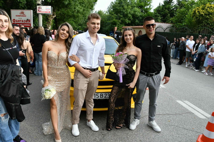 Абитуриентите от ЕГ показаха истинска грация, блясък и стил