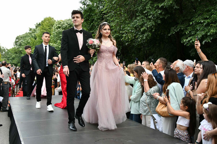 Абитуриентите от ЕГ показаха истинска грация, блясък и стил