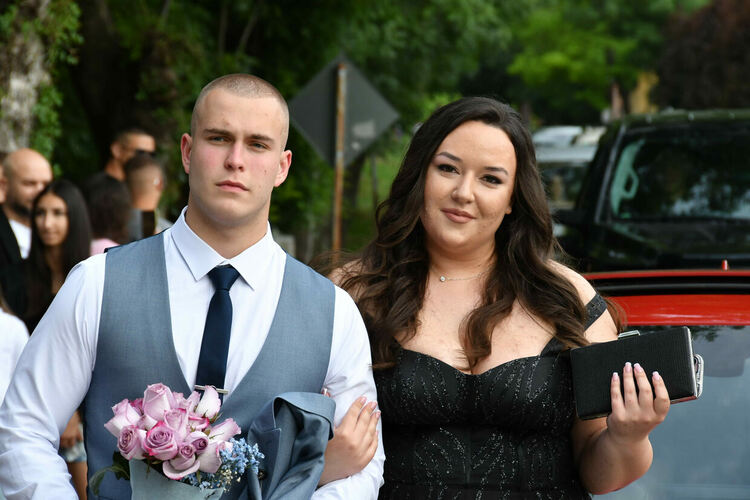 Абитуриентите от ЕГ показаха истинска грация, блясък и стил