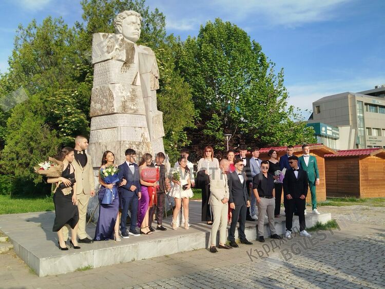 ПГЕЕ”Капитан Петко войвода” в Кърджали изпрати випуск 2025 със 74 абитуриента