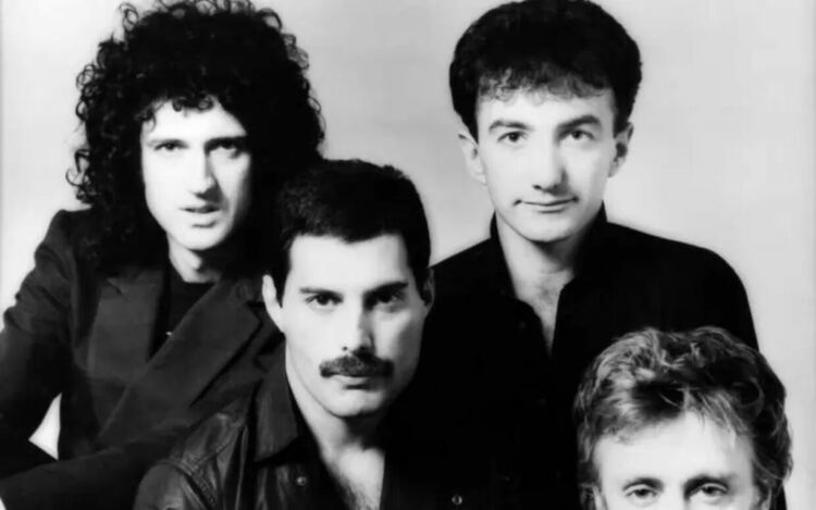Колегите на Фреди от Queen - Брайън Мей, Роджър Тейлър и Джон Дийкън, са знаели за дъщерята, но никога не са разкрили за съществуването ѝ от лоялност 