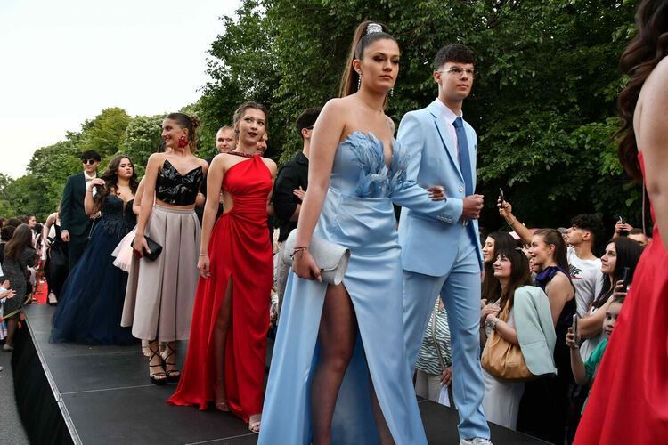 Абитуриентите от ЕГ показаха истинска грация, блясък и стил