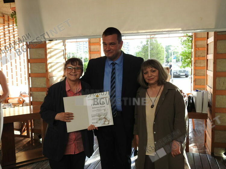   Областният управител Никола Чанев отличи изявени зрелостници, педагози и дейци на културата за 24 май/снимки/