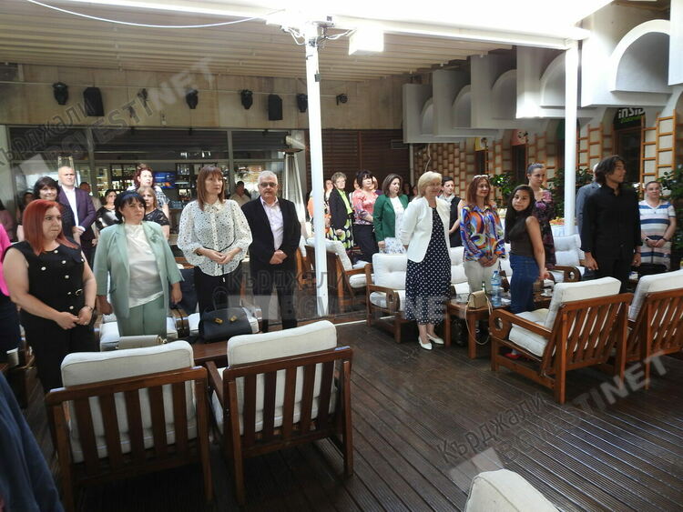   Областният управител Никола Чанев отличи изявени зрелостници, педагози и дейци на културата за 24 май/снимки/