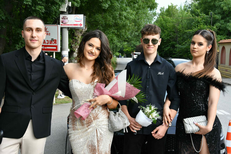 Абитуриентите от ЕГ показаха истинска грация, блясък и стил