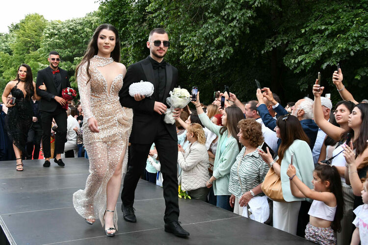 Абитуриентите от ЕГ показаха истинска грация, блясък и стил