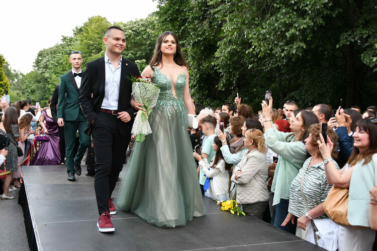 Абитуриентите от ЕГ показаха истинска грация, блясък и стил