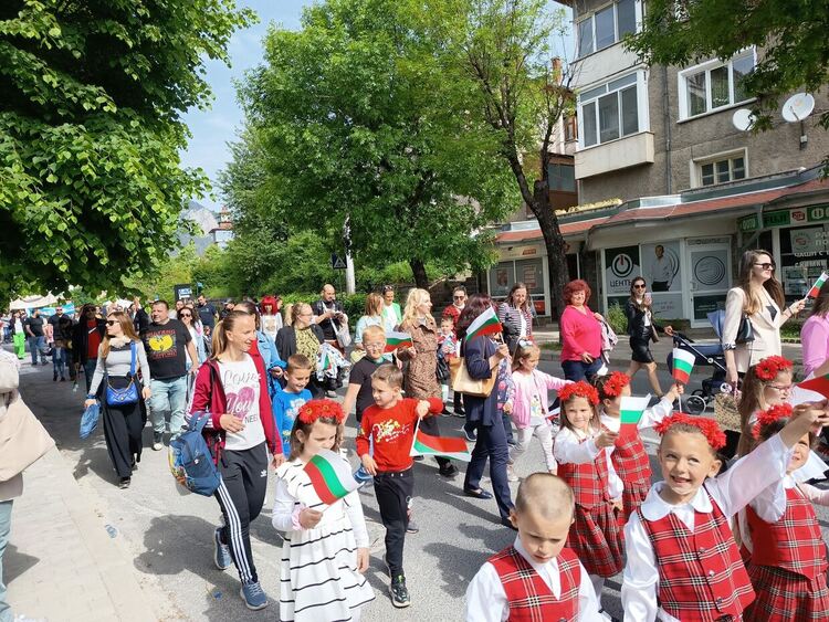  Смолян с шествие за пример как се празнува 24 май! / ГАЛЕРИЯ/
