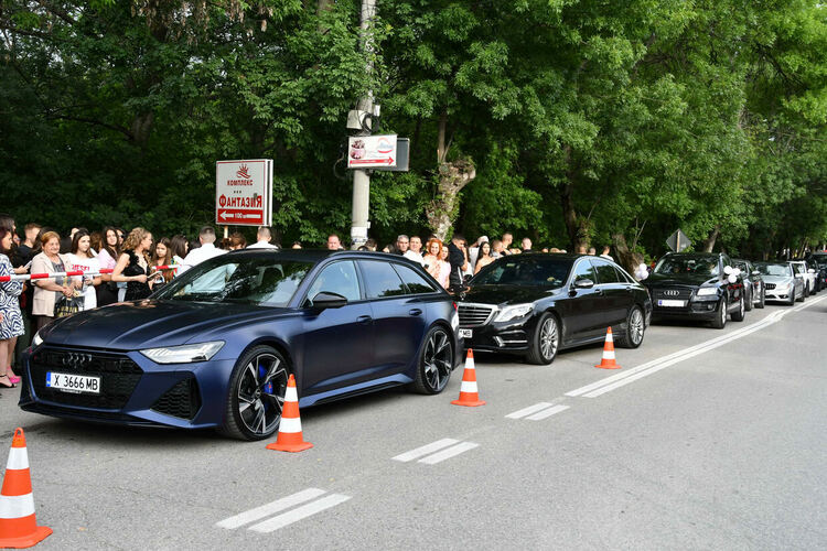 Абитуриентите от ЕГ показаха истинска грация, блясък и стил