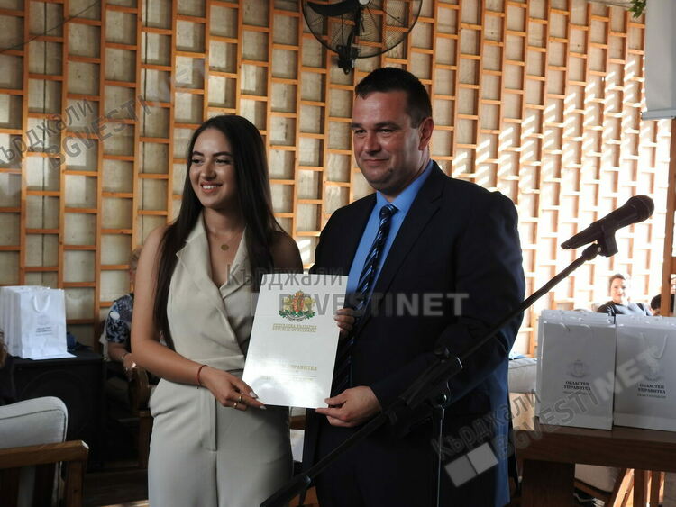   Областният управител Никола Чанев отличи изявени зрелостници, педагози и дейци на културата за 24 май/снимки/