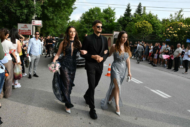 Абитуриентите от ЕГ показаха истинска грация, блясък и стил