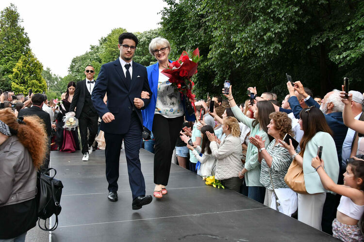 Абитуриентите от ЕГ показаха истинска грация, блясък и стил