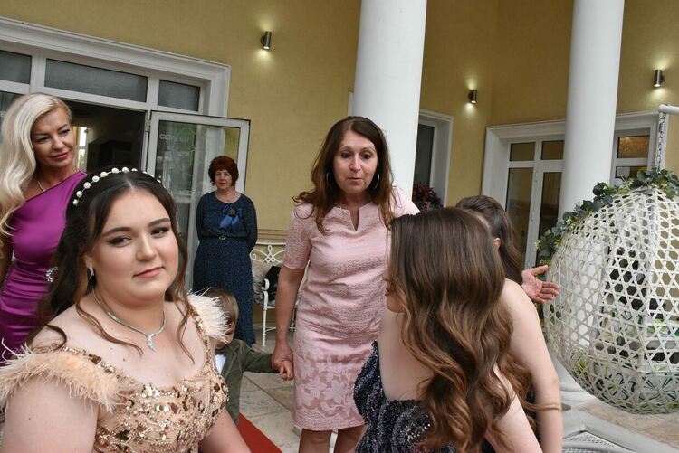 6 пълни отличници са гордостта на СУ „Васил Левски“