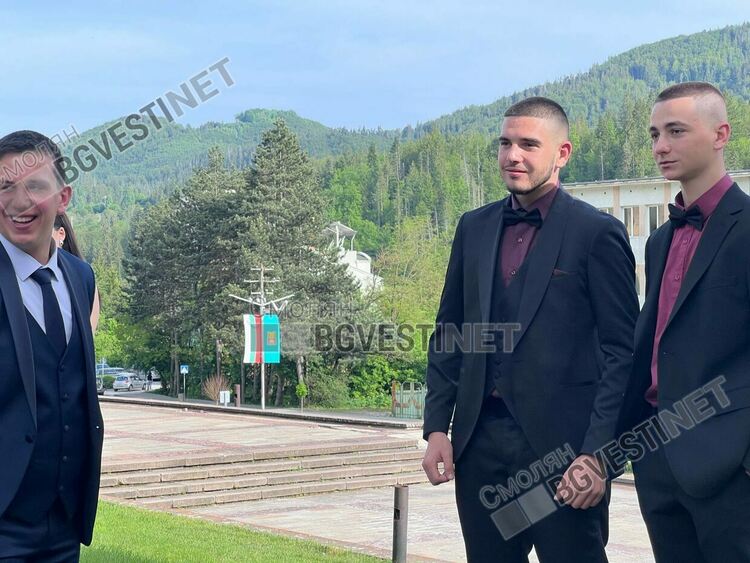 Феерия от емоции и стил в Смолян: Абитуриенти озариха града на 24 май