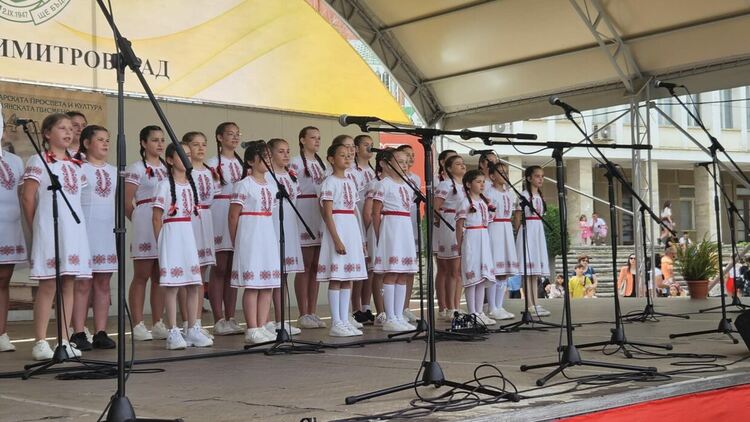 Димитровград отличи на празничния 24 май най-изявените си учители, културни дейци и ученици