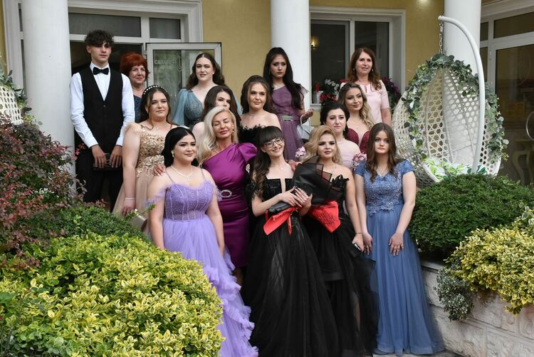 6 пълни отличници са гордостта на СУ „Васил Левски“