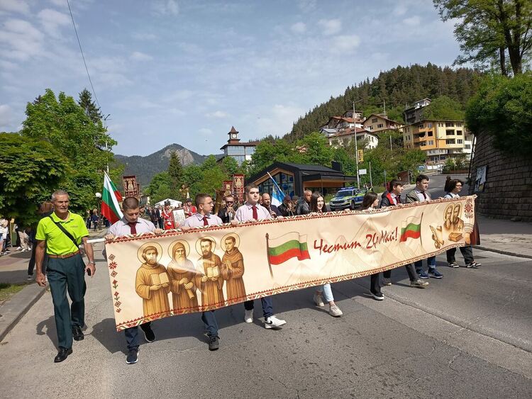  Смолян с шествие за пример как се празнува 24 май! / ГАЛЕРИЯ/