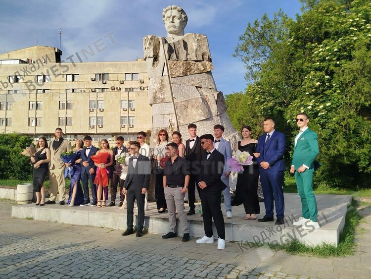 ПГЕЕ”Капитан Петко войвода” в Кърджали изпрати випуск 2025 със 74 абитуриента