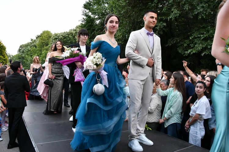 Абитуриентите от ЕГ показаха истинска грация, блясък и стил