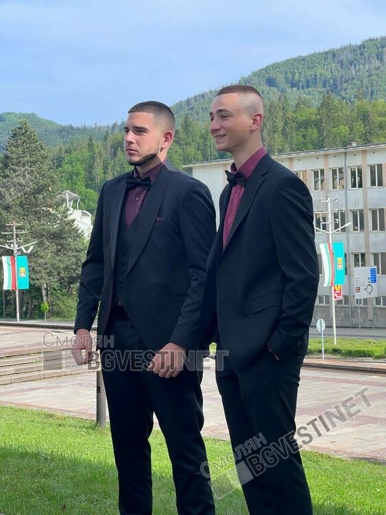 Феерия от емоции и стил в Смолян: Абитуриенти озариха града на 24 май