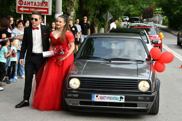 Абитуриентите от ЕГ показаха истинска грация, блясък и стил