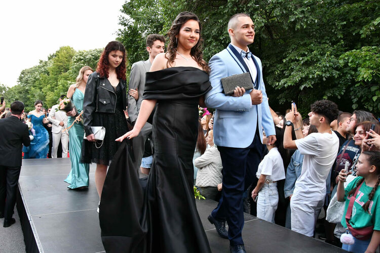 Абитуриентите от ЕГ показаха истинска грация, блясък и стил