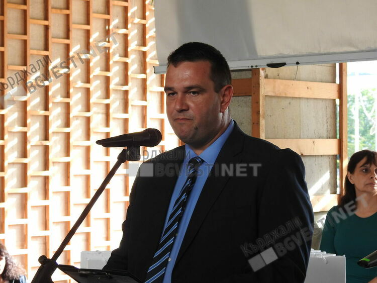   Областният управител Никола Чанев отличи изявени зрелостници, педагози и дейци на културата за 24 май/снимки/