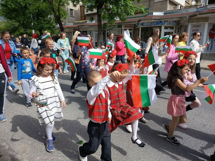  Смолян с шествие за пример как се празнува 24 май! / ГАЛЕРИЯ/