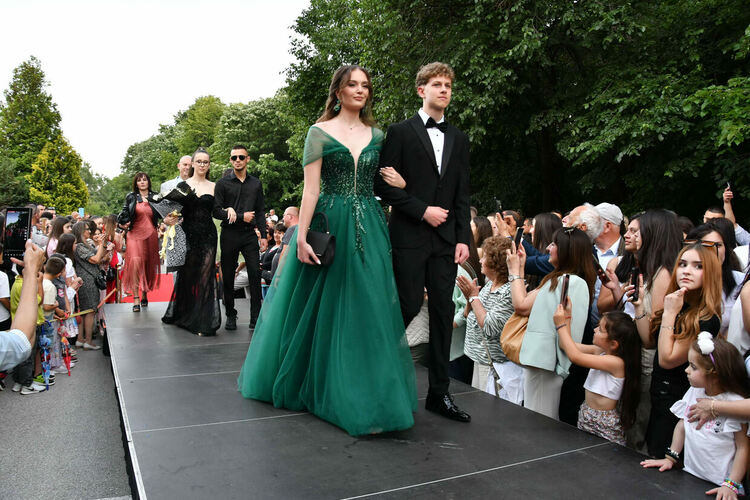 Абитуриентите от ЕГ показаха истинска грация, блясък и стил