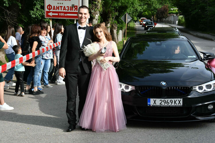 Абитуриентите от ЕГ показаха истинска грация, блясък и стил