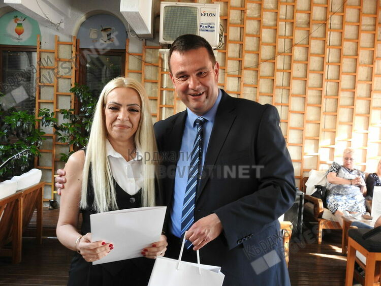   Областният управител Никола Чанев отличи изявени зрелостници, педагози и дейци на културата за 24 май/снимки/