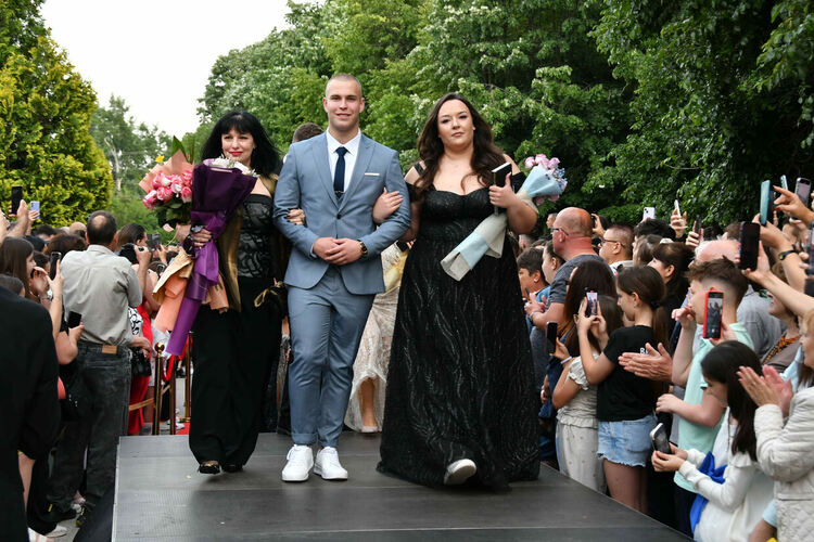 Абитуриентите от ЕГ показаха истинска грация, блясък и стил