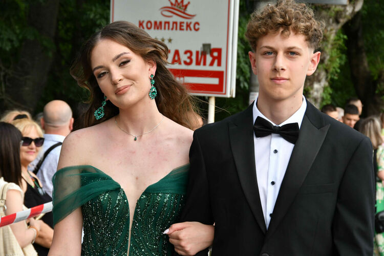 Абитуриентите от ЕГ показаха истинска грация, блясък и стил