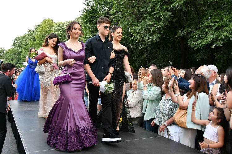 Абитуриентите от ЕГ показаха истинска грация, блясък и стил