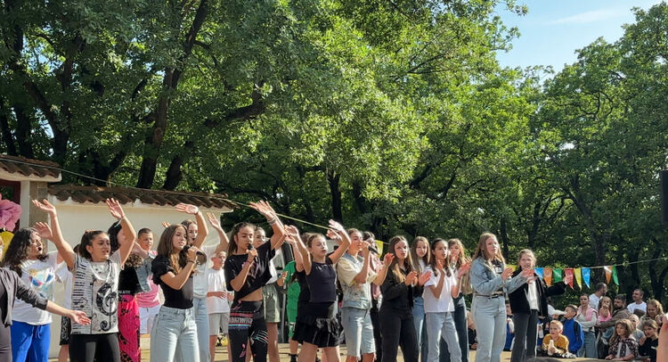 Пролетен празник на ОУ „Св. Климент Охридски“ обедини малки и големи с благотворителна цел