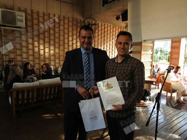   Областният управител Никола Чанев отличи изявени зрелостници, педагози и дейци на културата за 24 май/снимки/