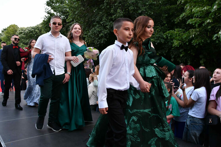 Абитуриентите от ЕГ показаха истинска грация, блясък и стил