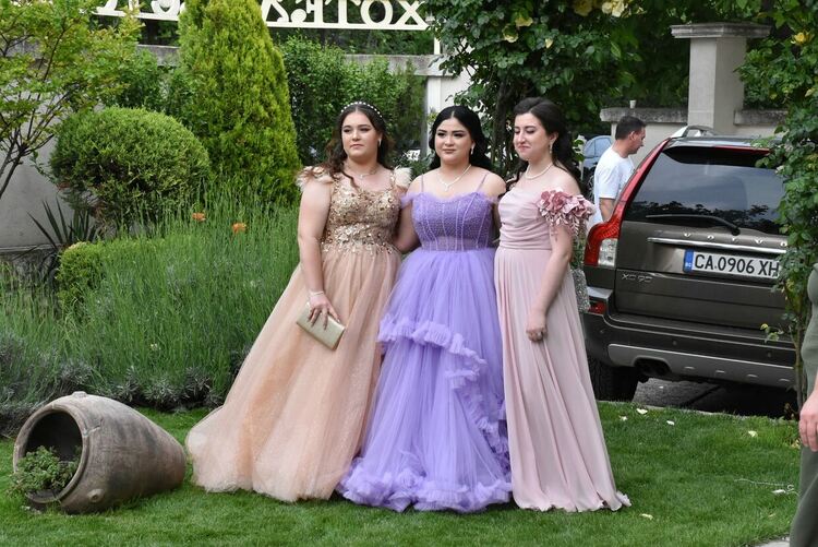 6 пълни отличници са гордостта на СУ „Васил Левски“