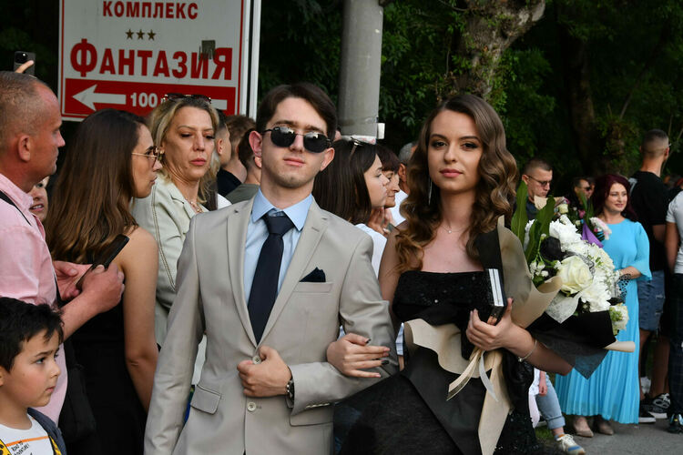 Абитуриентите от ЕГ показаха истинска грация, блясък и стил