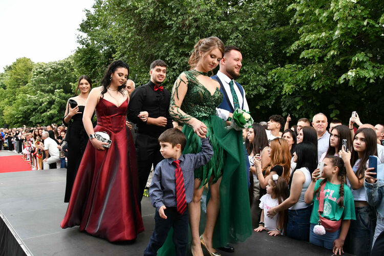 Абитуриентите от ЕГ показаха истинска грация, блясък и стил