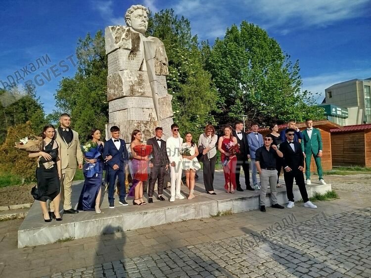 ПГЕЕ”Капитан Петко войвода” в Кърджали изпрати випуск 2025 със 74 абитуриента