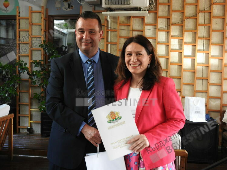   Областният управител Никола Чанев отличи изявени зрелостници, педагози и дейци на културата за 24 май/снимки/