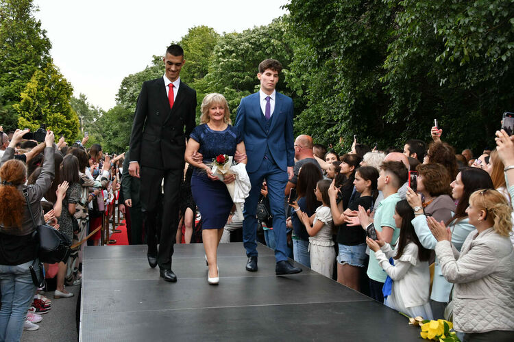 Абитуриентите от ЕГ показаха истинска грация, блясък и стил