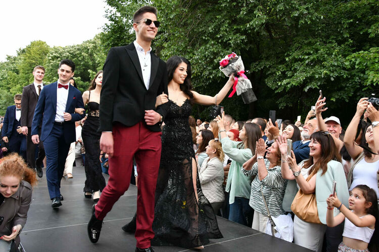 Абитуриентите от ЕГ показаха истинска грация, блясък и стил